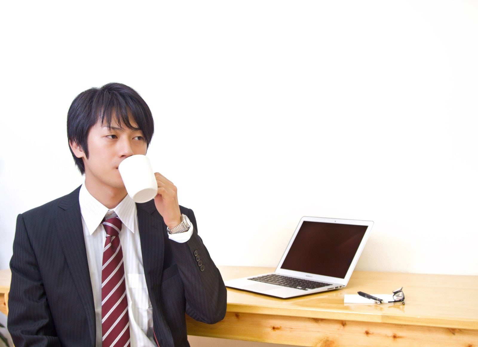 「コーヒーで休憩中のWebデザイナー」の写真［モデル：Tsuyoshi.］