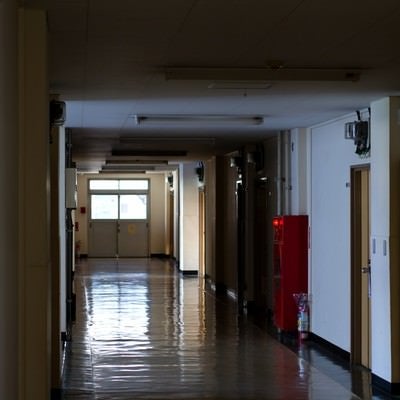 うす暗い廊下の写真