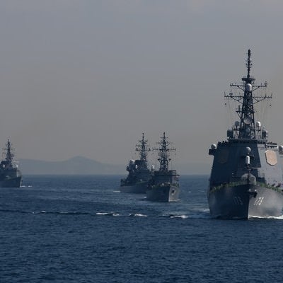 イージス艦と護衛艦の写真