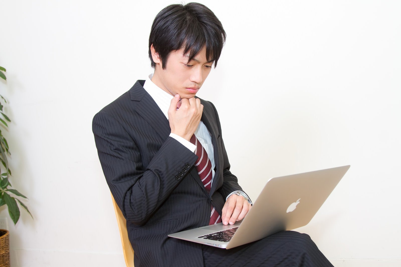 「MBAで作業をするビジネスマン」の写真［モデル：Tsuyoshi.］