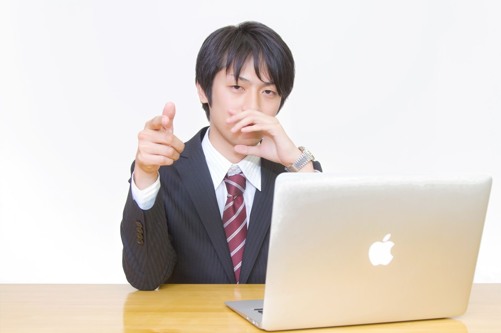 「その提案を指摘するビジネスマン」の写真［モデル：Tsuyoshi.］