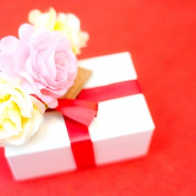 お花とプレゼントの写真