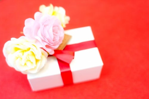 お花とプレゼントの写真