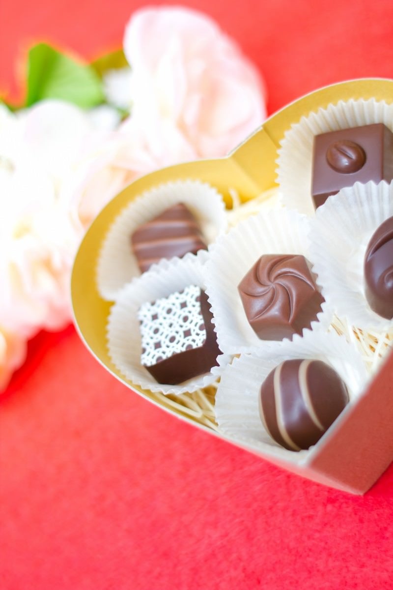 「ハート型の箱とチョコレート」の写真