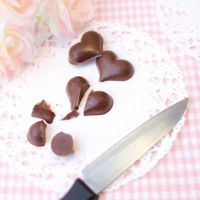 ハート型のチョコレートを斬るの写真