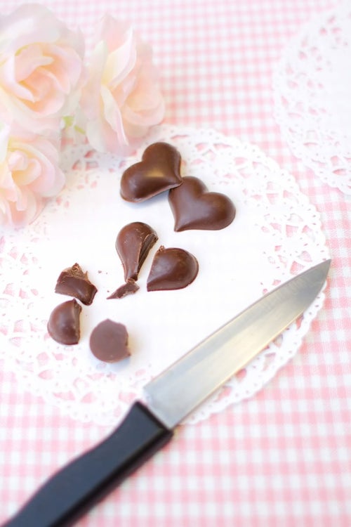 ハート型のチョコレートを斬るの写真