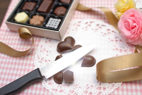 バレンタインが失敗に終わりハート型のチョコを破棄する。の写真