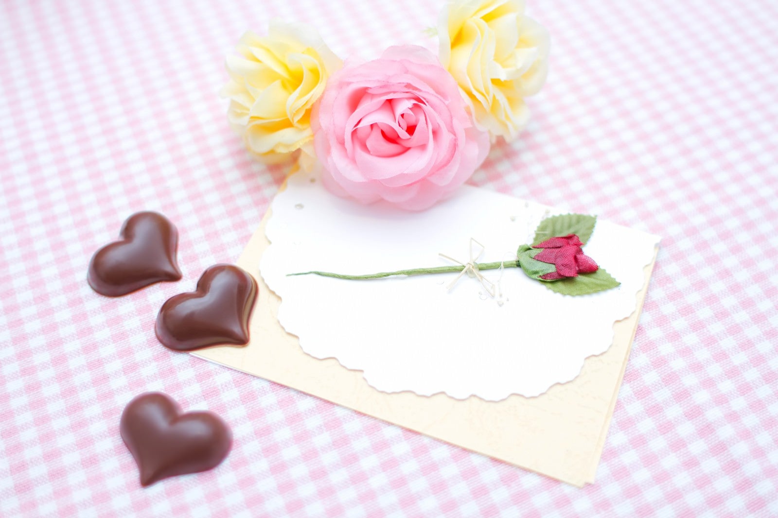 「薔薇の造花と手紙・ハート型のチョコ」の写真