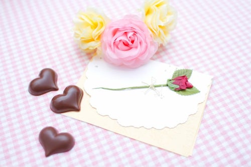 薔薇の造花と手紙・ハート型のチョコの写真