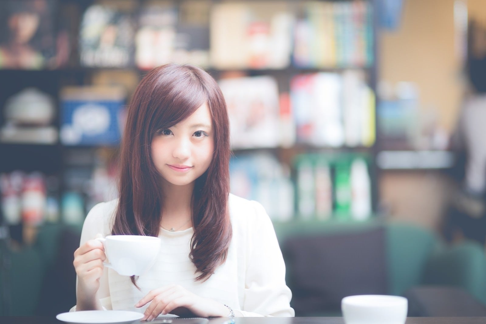 「カフェで相席した美少女」の写真［モデル：河村友歌］