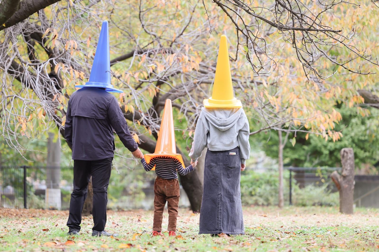 「公園で家族楽しく散歩する三角コーン一家」の写真