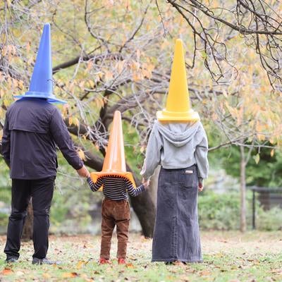 公園で家族楽しく散歩する三角コーン一家の写真