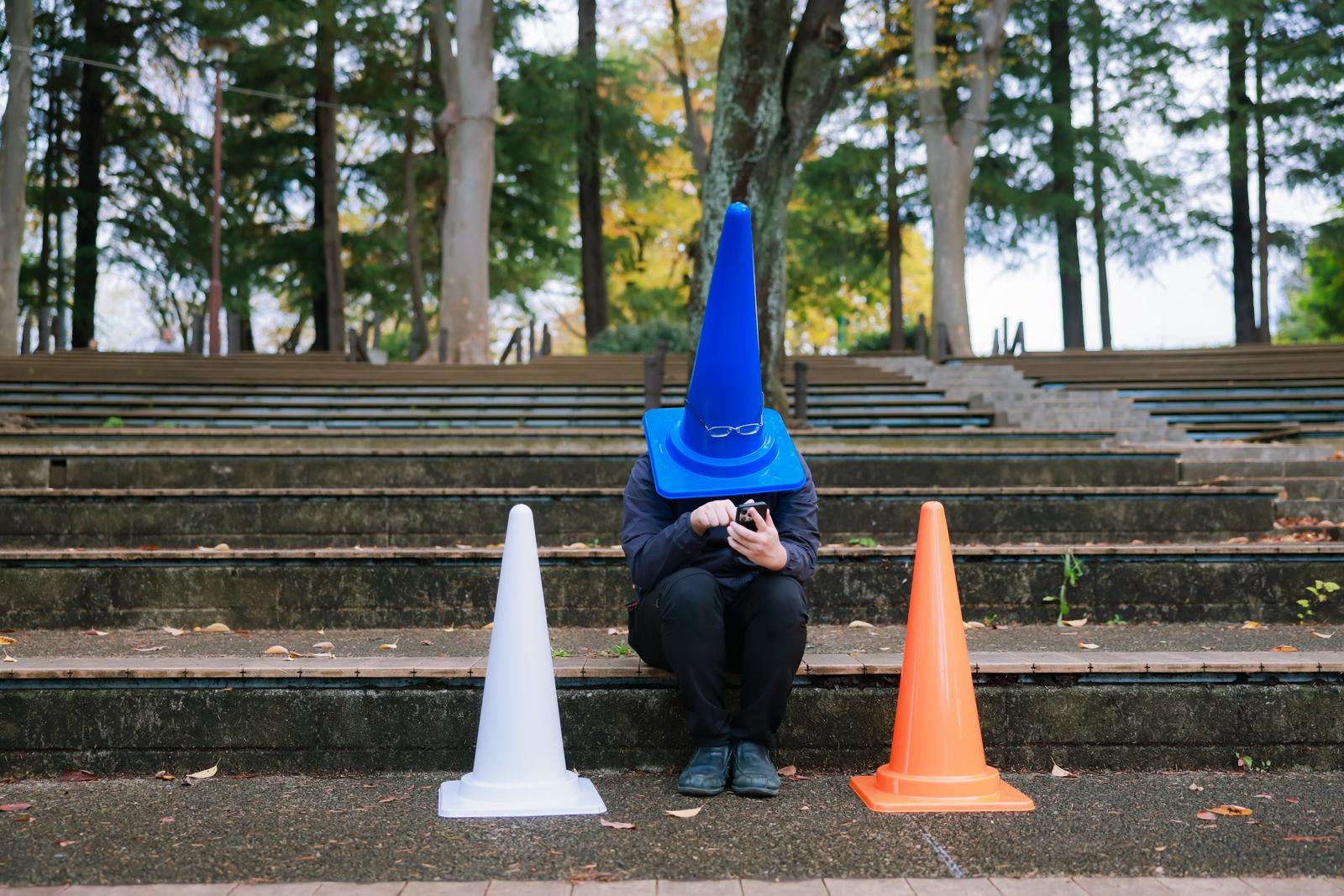 「仲間を失いアプリで募集をかける三角コーンマン」の写真