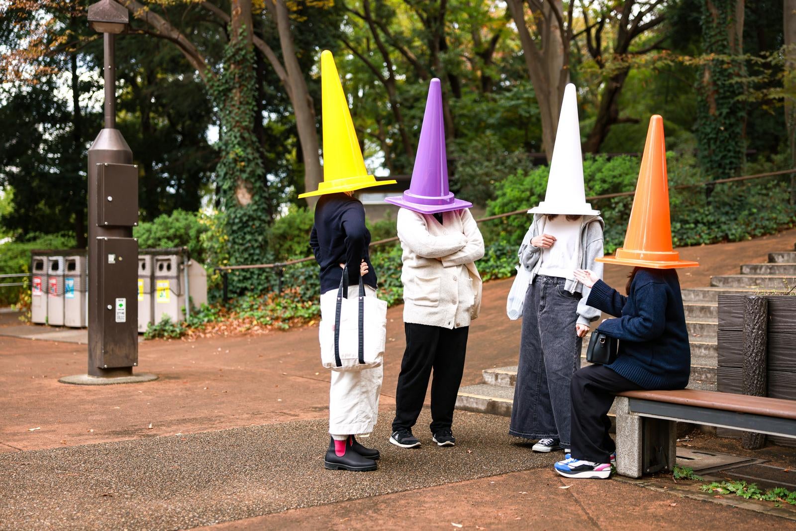 「公園で数時間くらい井戸端会議する三角コーン主婦の方々」の写真