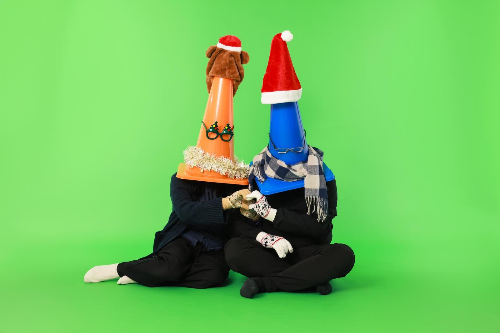 「仲良しの三角コーンカップル爆誕（クリスマスVer）」の写真