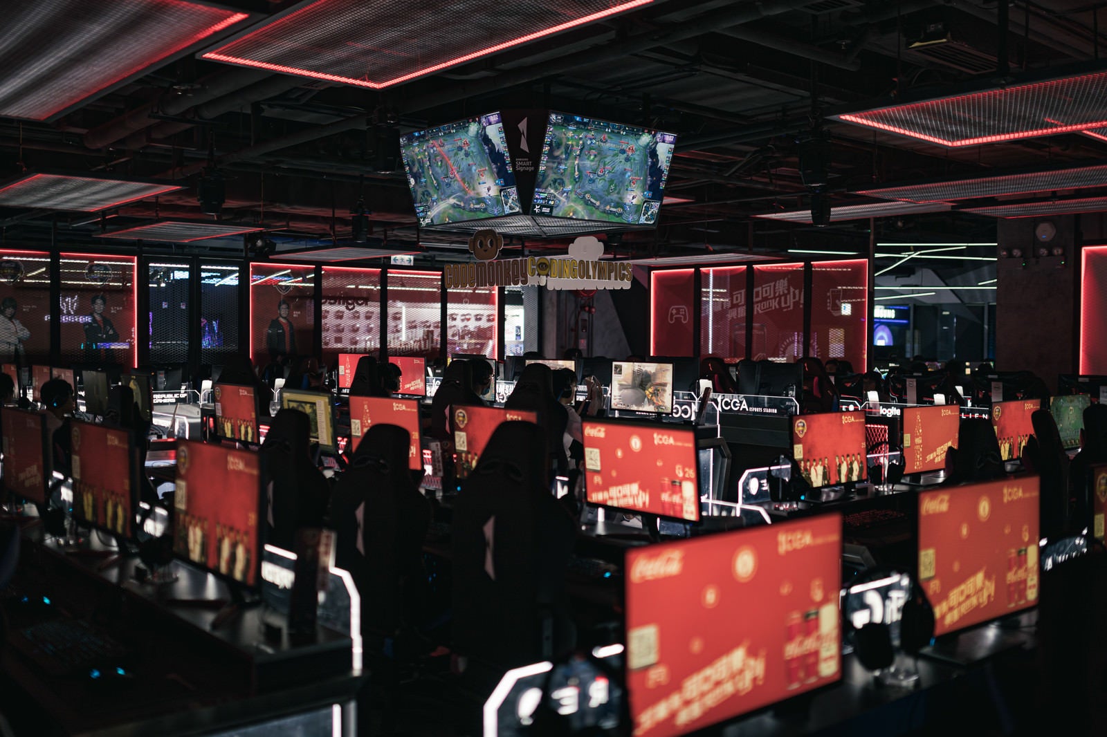 「何台ものゲーム用モニターが並ぶ大型eスポーツ施設「CGA」」の写真
