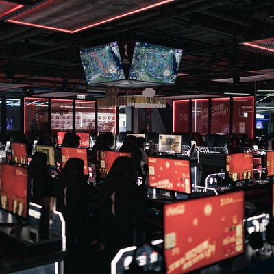 何台ものゲーム用モニターが並ぶ大型eスポーツ施設「CGA」の写真
