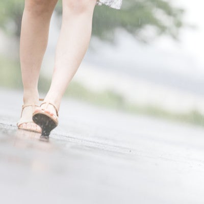 雨の日と女性の足元の写真
