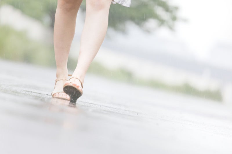 雨の日と女性の足元の写真