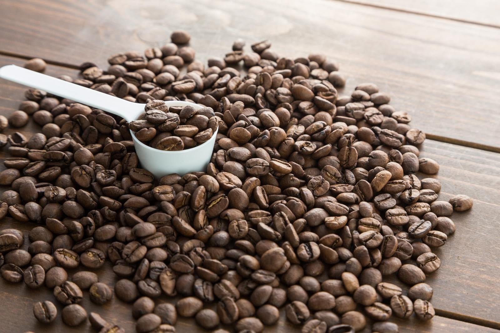 「計量スプーンとコーヒー豆」の写真