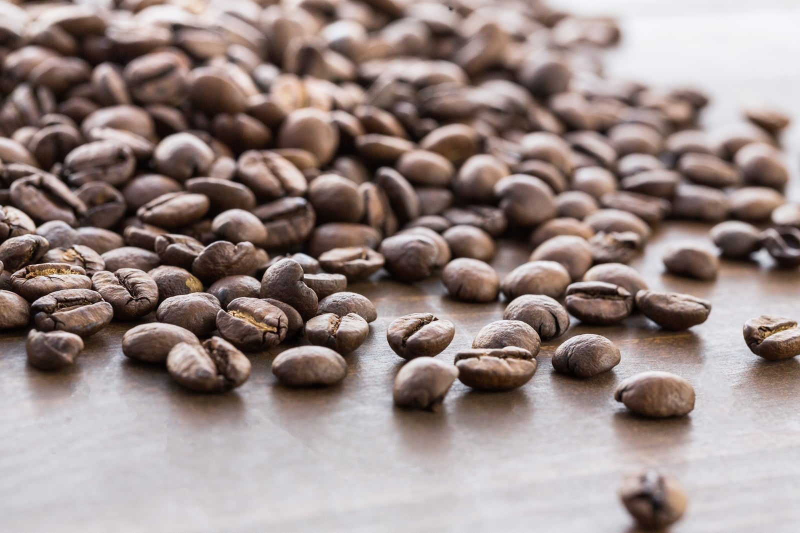 「散らばったコーヒー豆」の写真