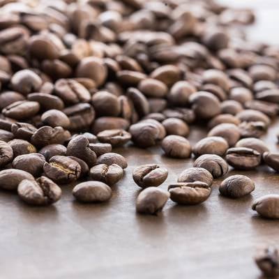 散らばったコーヒー豆の写真