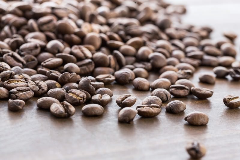 散らばったコーヒー豆の写真