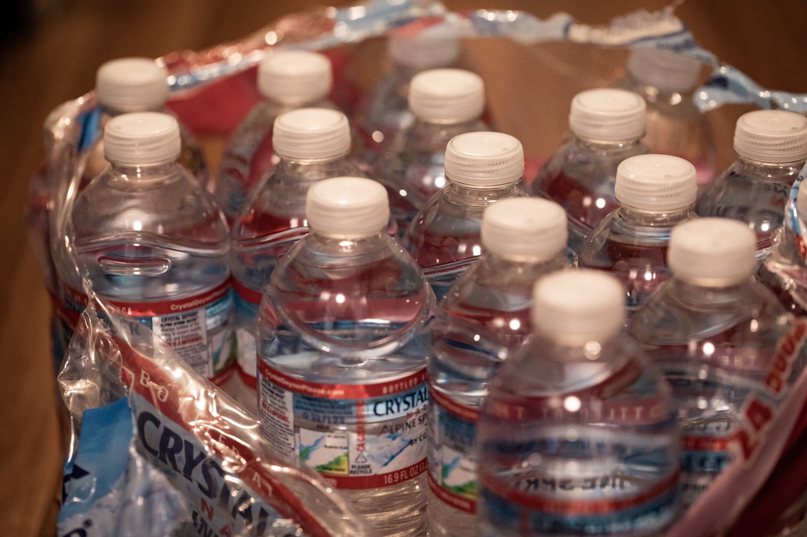 「備えていた大量の飲料水を開封」の写真