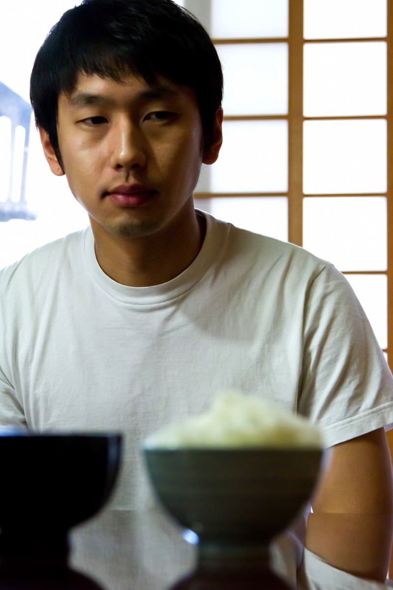 「テーブルに置かれたご飯とみそ汁」の写真［モデル：大川竜弥］