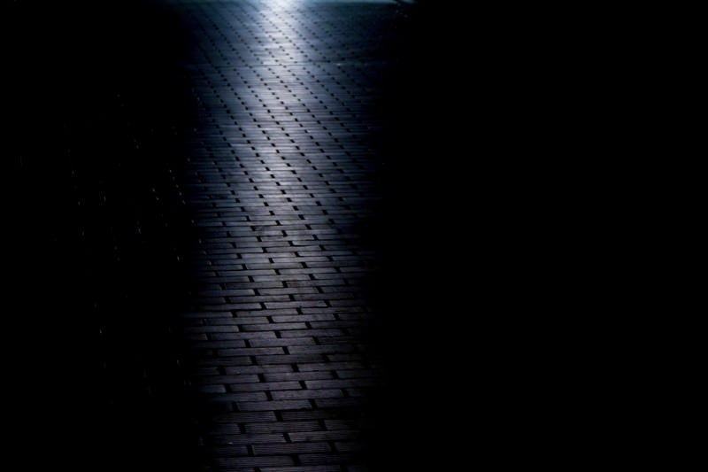 光が射すレンガの道の写真