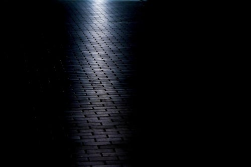 光が射すレンガの道の写真