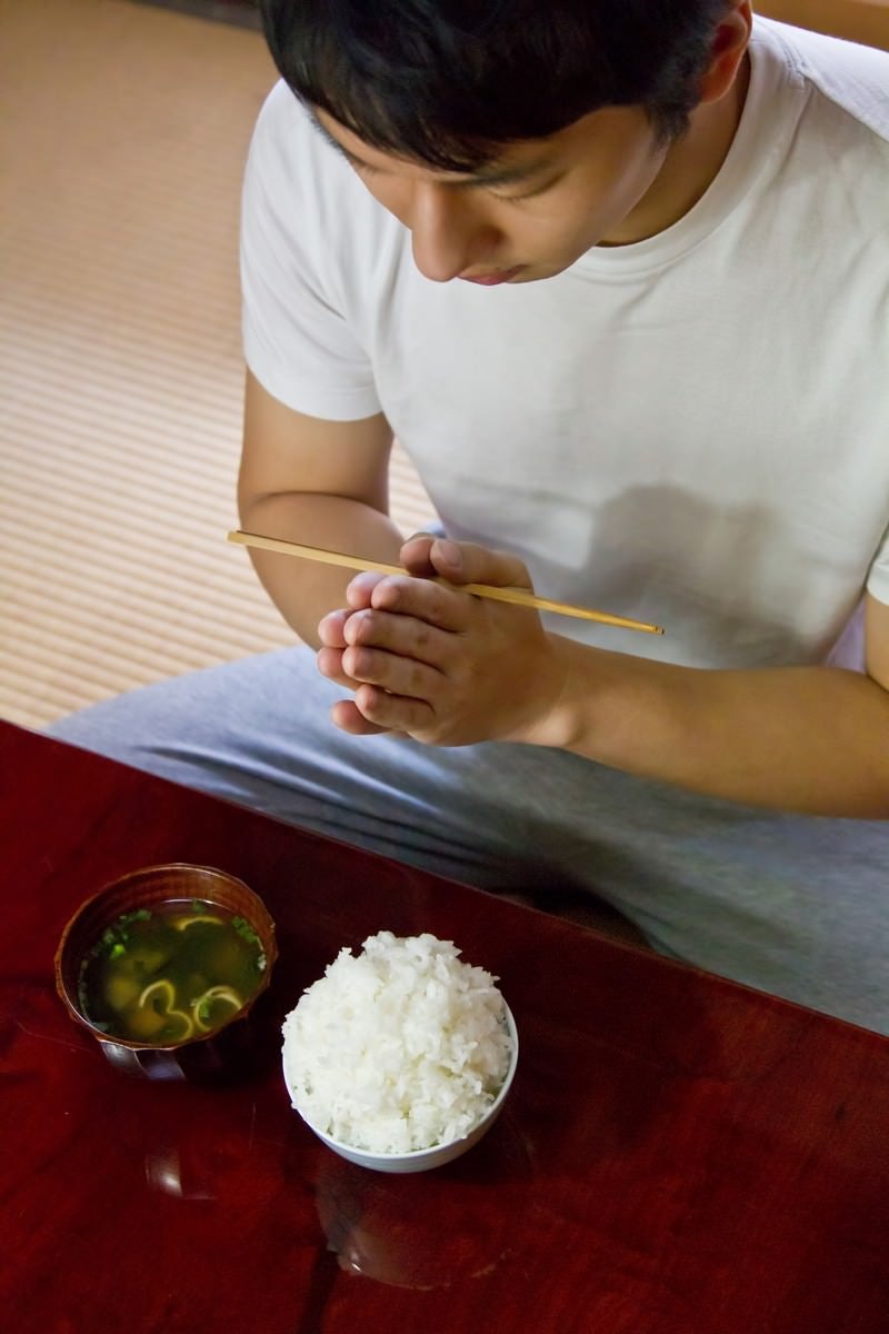 「ご飯とみそ汁頂きます！」の写真［モデル：大川竜弥］