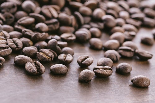 散らばった珈琲豆の写真