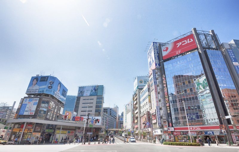 新宿駅前（青梅街道沿い）の写真