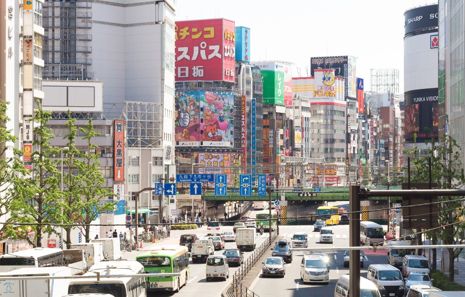 「新宿駅東口の大通り」の写真