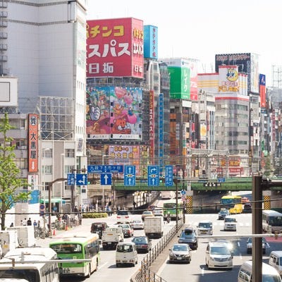 新宿駅東口の大通りの写真
