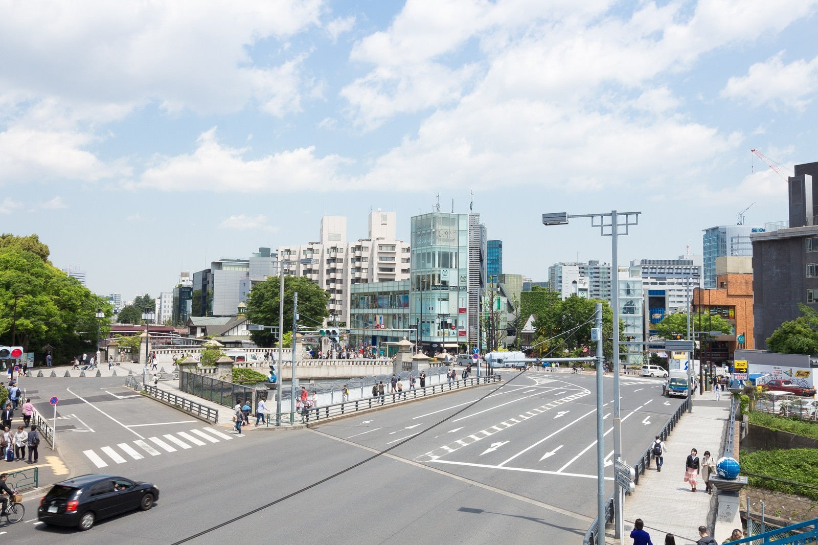 「原宿駅前の交差点」の写真