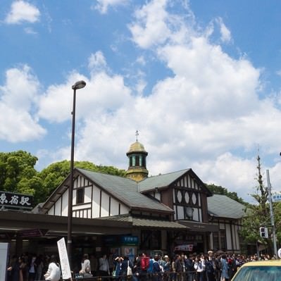 原宿駅前の人混みの写真