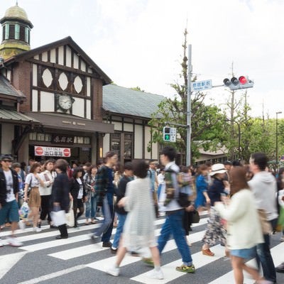 休日の原宿駅前の横断歩道の写真