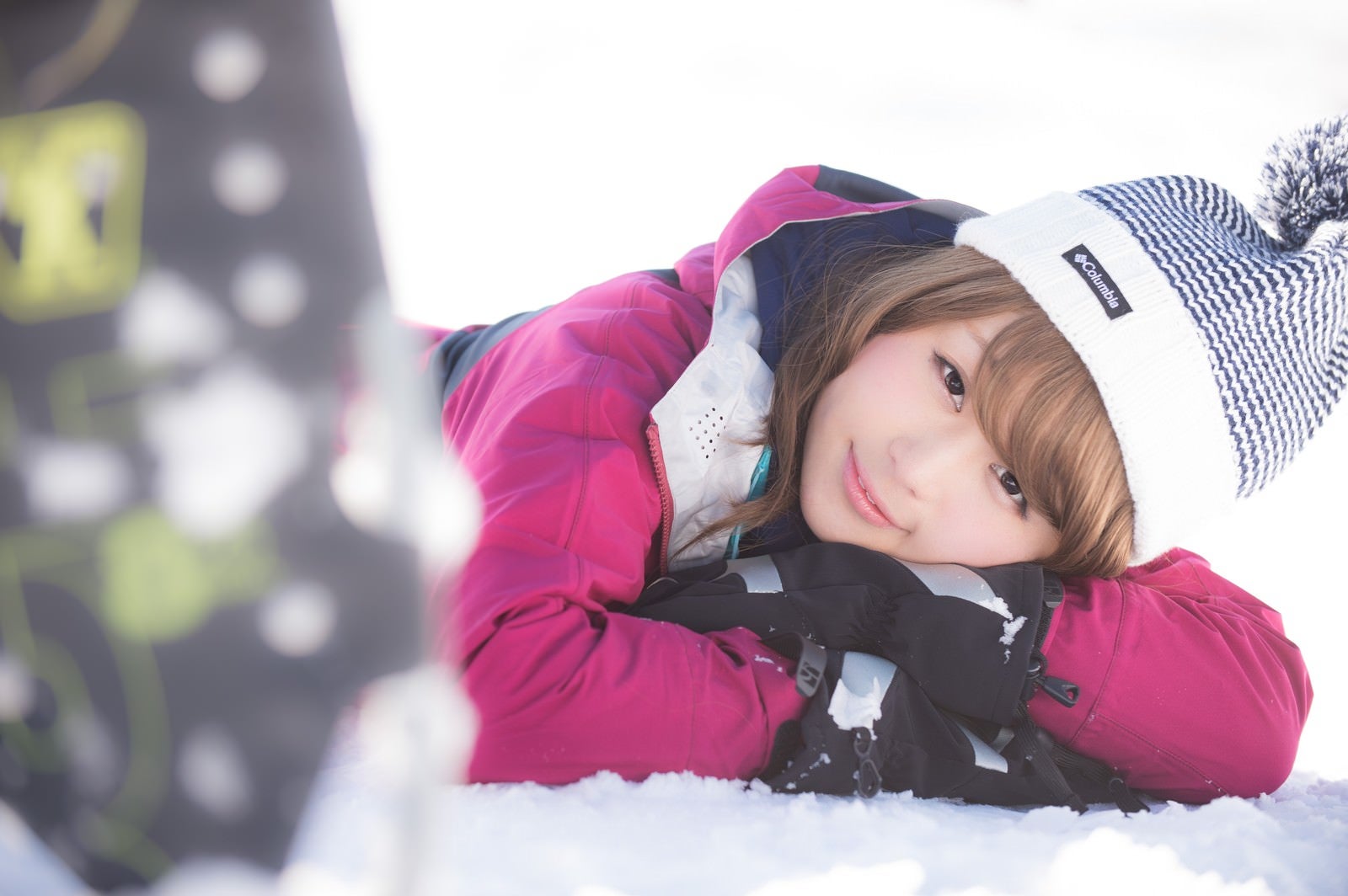 「雪山を歩き疲れたウィンター派の都会女子」の写真［モデル：茜さや］