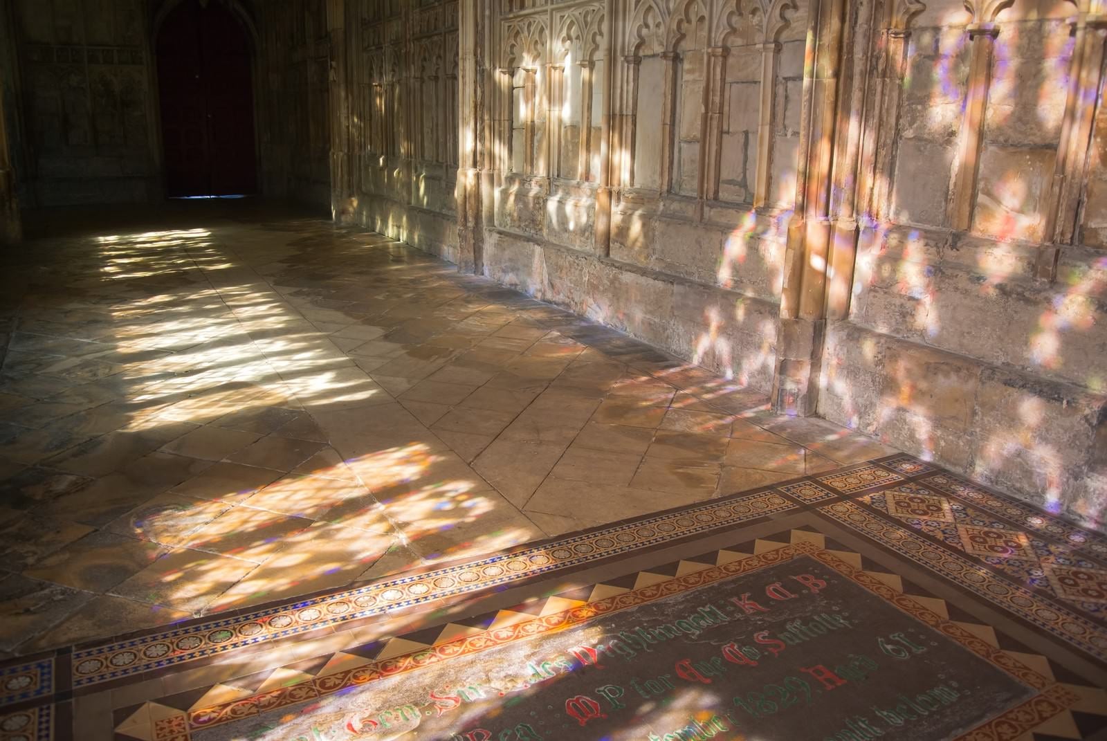 「グロスター聖堂とステンドグラスの影」の写真