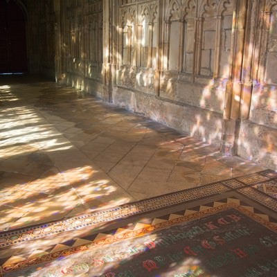 グロスター聖堂とステンドグラスの影の写真