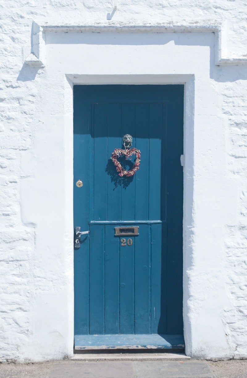 「白い壁と青い扉」の写真