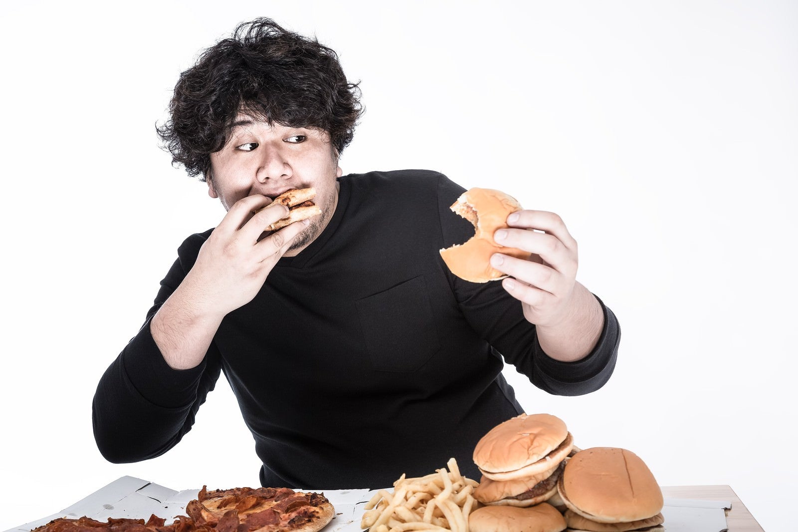 「左右左右BAのリズムでハンバーガーを食べるゲーマー」の写真［モデル：朽木誠一郎］