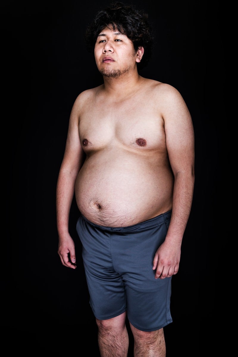 「肉体改造を妄想中の肥満児」の写真［モデル：朽木誠一郎］