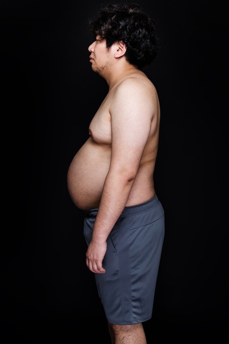 「体重100kg のぽっこりお腹のお兄さん」の写真［モデル：朽木誠一郎］