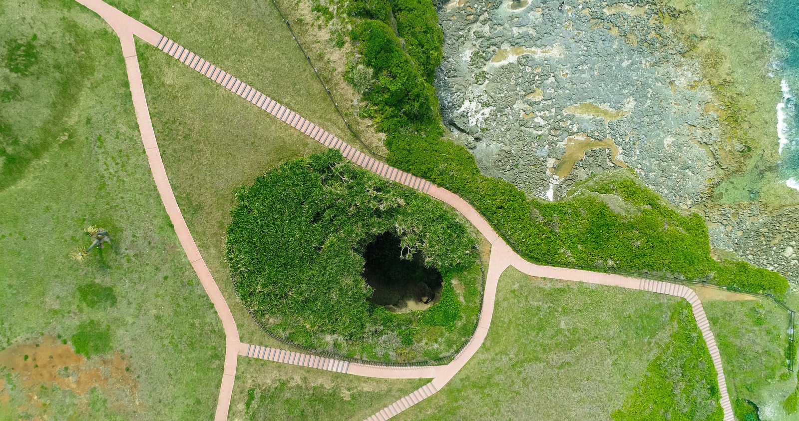 「犬の門蓋海岸の洞窟（上空からはハート型に見える）」の写真