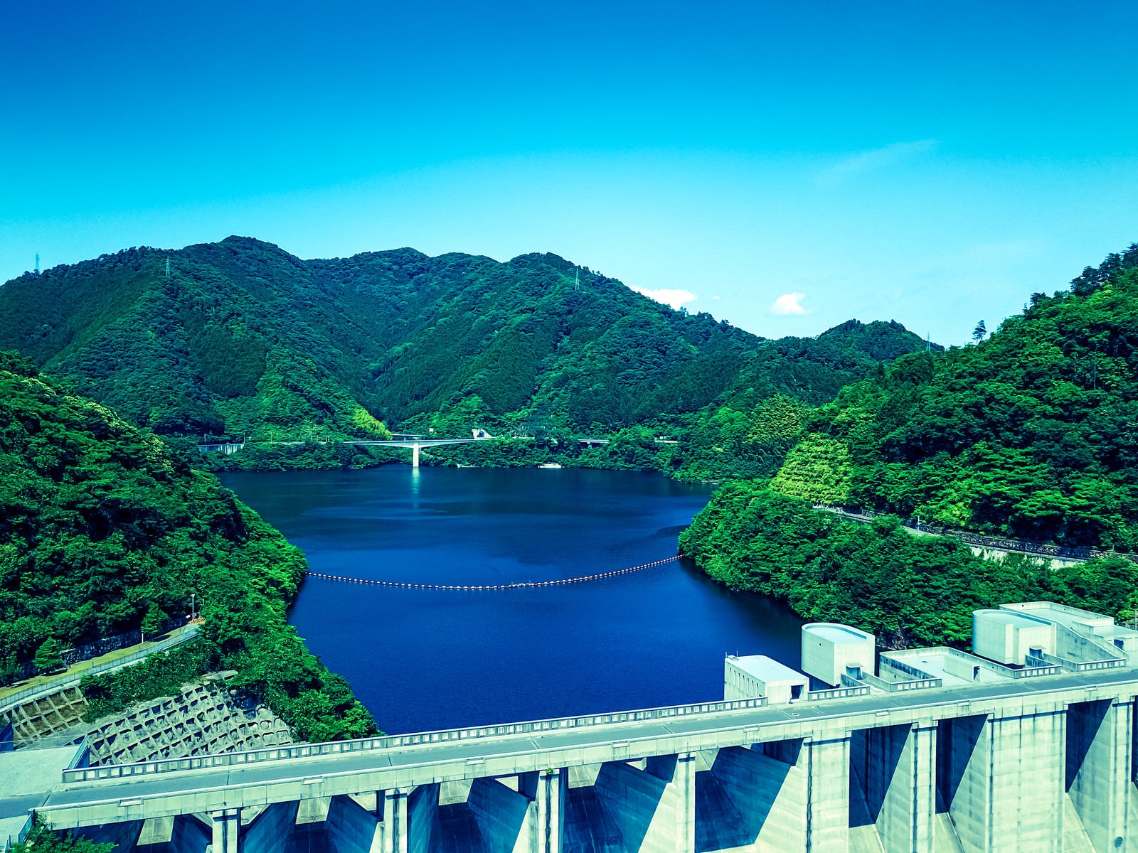 「奥津湖と苫田ダム（岡山県鏡野町）」の写真
