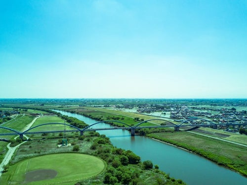 渡良瀬川と街並み（空撮）の写真