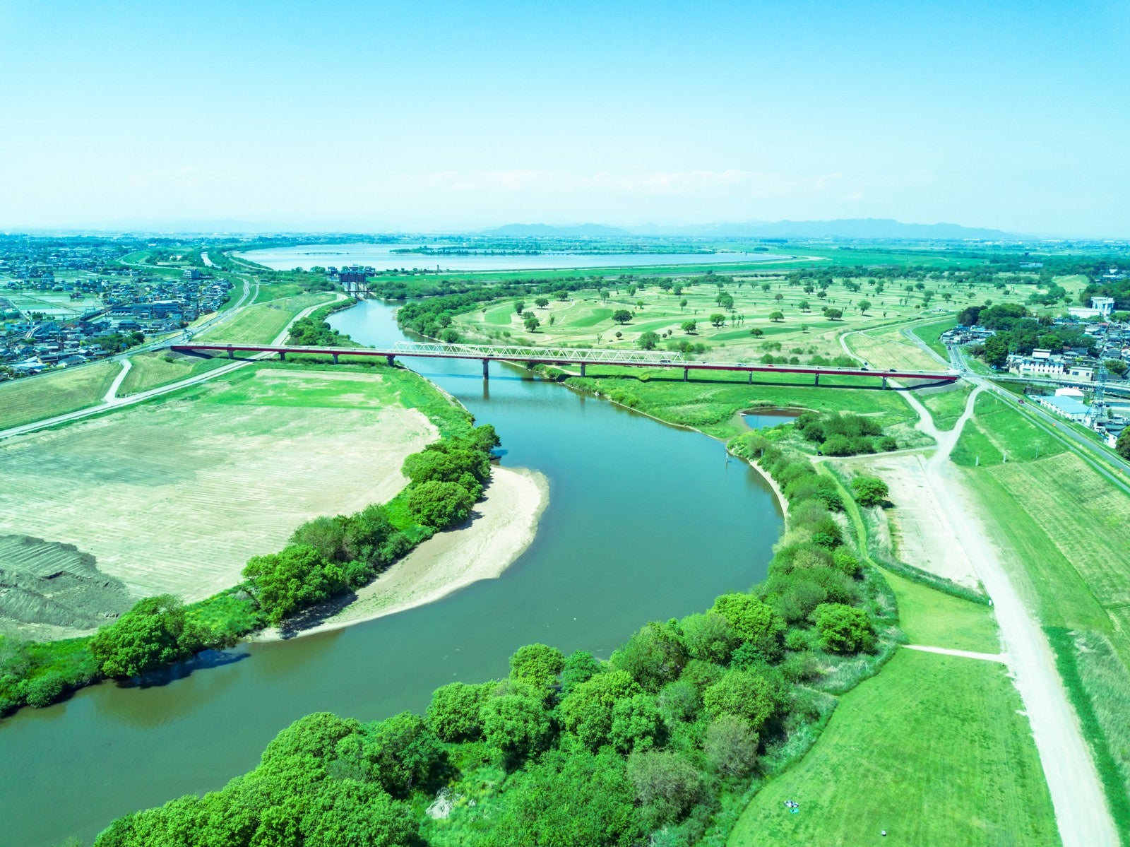 「渡良瀬川と渡良瀬遊水地が見える（空撮）」の写真